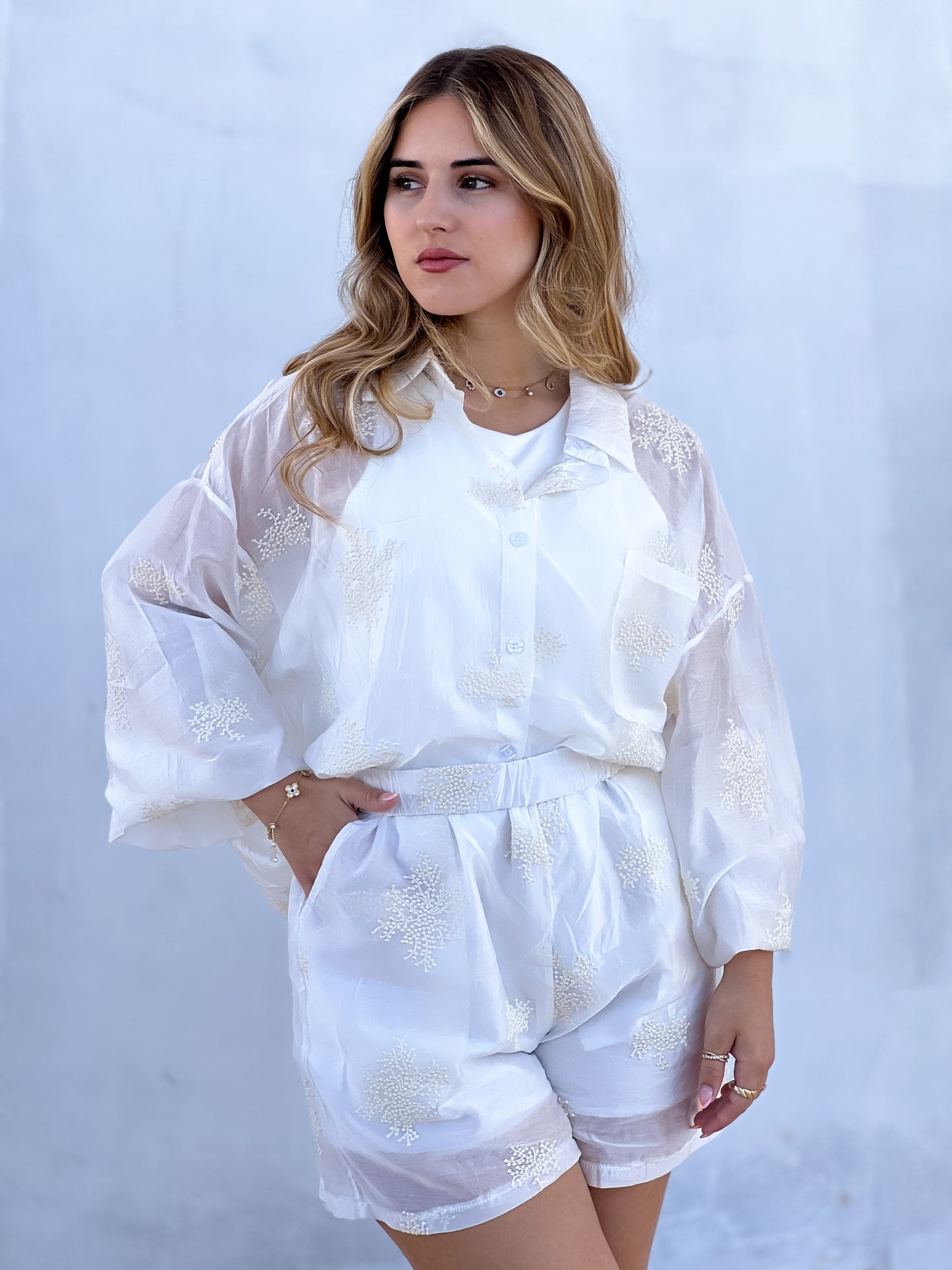 Conjunto calção e camisa com corais branco